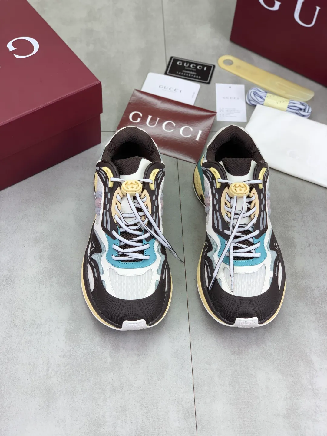 Men's shoes 💰P980 new style 💰 Gucci, couple style, women's style will be released later, new 2.0 futuristic sneakers‼ ️A pair of subversive sneakers is here. Gucci 2.0, a full series of 4 colors with key investment, smart silhouette: slightly curved forefoot design, you can clearly feel the propulsion when commuting and trotting, and it can enhance the sense of line extension when paired with wide-leg pants or cycling pants. EVA thick soles not only have a comfortable height-increasing effect, but also reduce weight (it actually lasts 3 hours of shopping without tiring your feet!) Highlight moments for lazy people: 2. Just choose it for airport wear! You can take them off in seconds after passing the security check (you can put them on as soon as you lift the heel strap), because the shoes come with a sliding buckle, so no need! ! Tie your shoes. Really achieve the sense of relaxation that goes with you. Size: Female 35-40 Male 39-45
